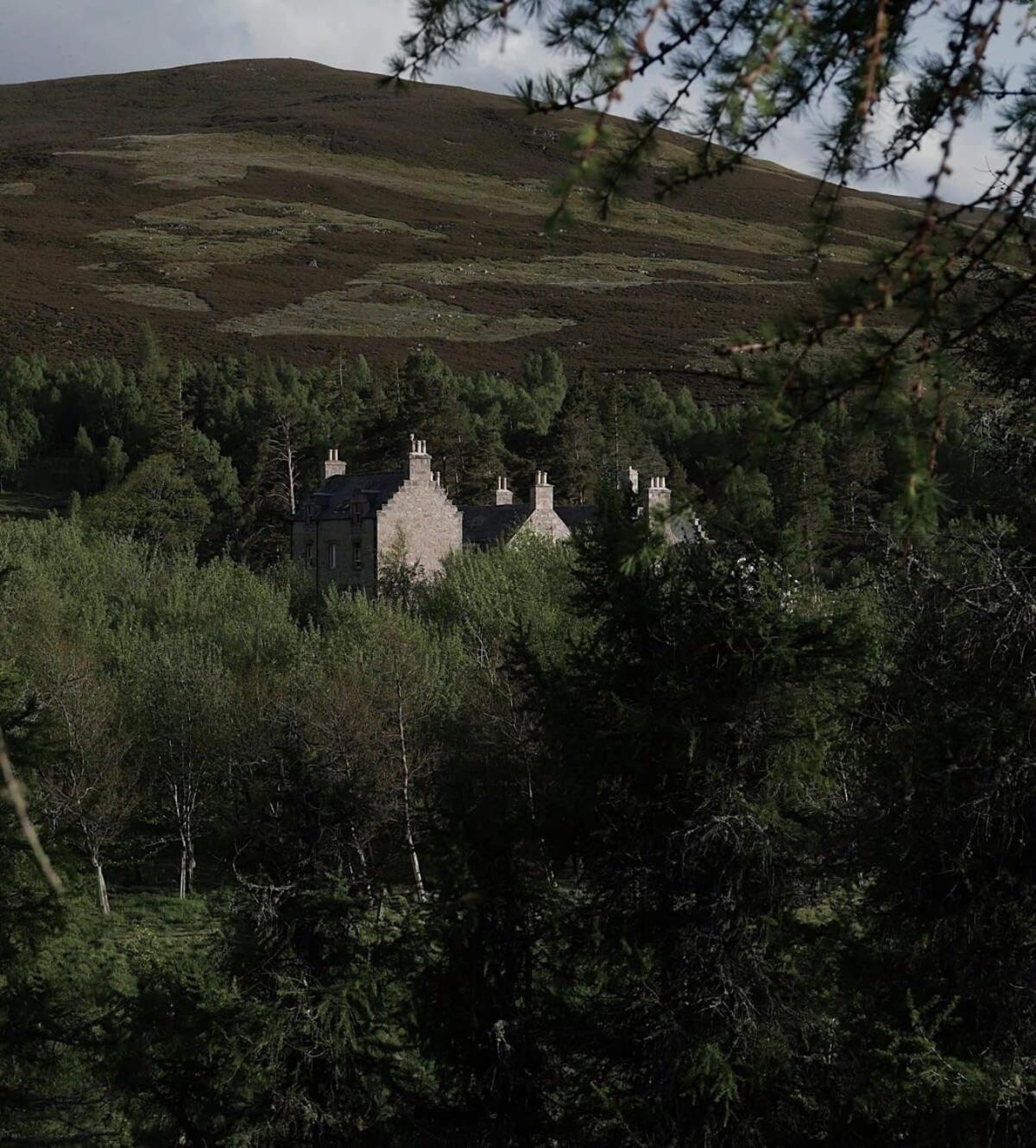 Huswell - Gairnshiel Lodge - Unique & Exclusive Lodge Next To The Castle Ballater Extérieur photo
